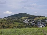 Blick vom Heckenweg auf den "Hausberg" die Meuselbacher Kuppe