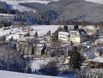 Blick auf das Schulgebäude und die Gemeindeverwaltung Foto E.Dressler